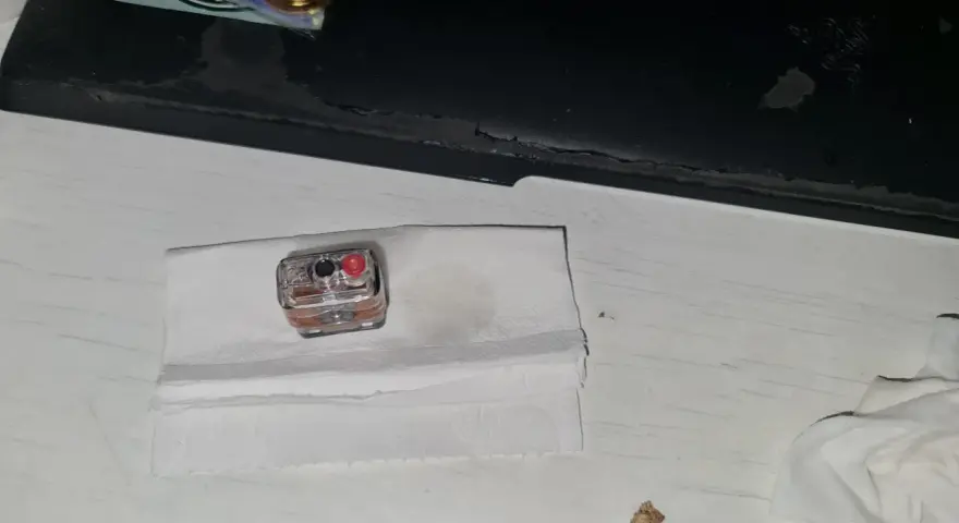Cartucho de Vaporesso XROS con líquido derramado, indicando posibles problemas.
