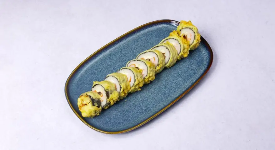 Chrupiące rolki sushi w panierce tempura, idealne do domowego przepisu.