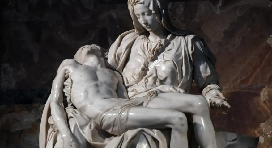 La Pieta, visage de douleur et d'amour maternel, la Vierge Marie tenant le corps du Christ.