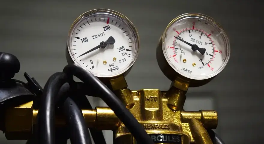 Dwa manometry wskazują nieprawidłowe ciśnienie, co może być objawem uszkodzonego reduktora LPG.