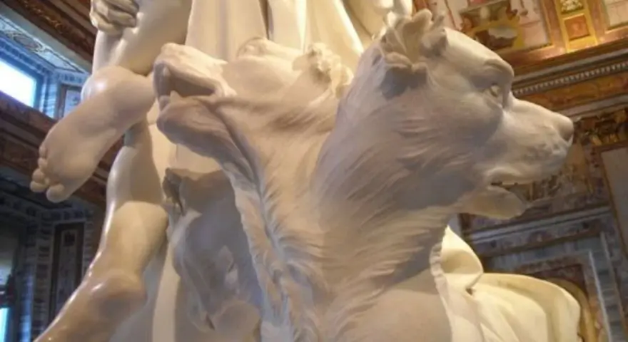 Sculpture de marbre : Pluton enlève Proserpine, gardés par Cerbère, le chien à trois têtes.