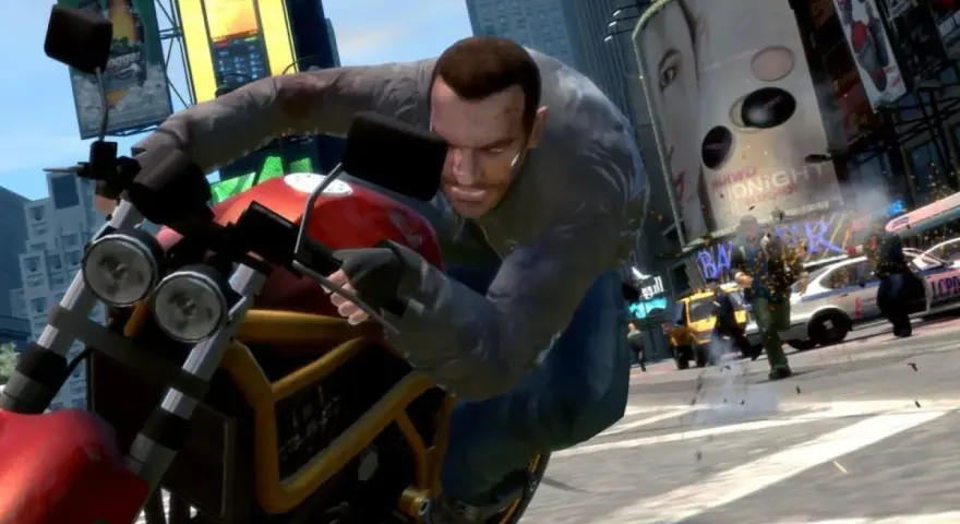 Niko na motocyklu w GTA 4, uciekający przed policją. Może szukać **GTA 4 kody** na nieśmiertelność?