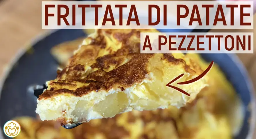 Una fetta di frittata di patate dorata e soffice, con patate a pezzettoni ben visibili all'interno.
