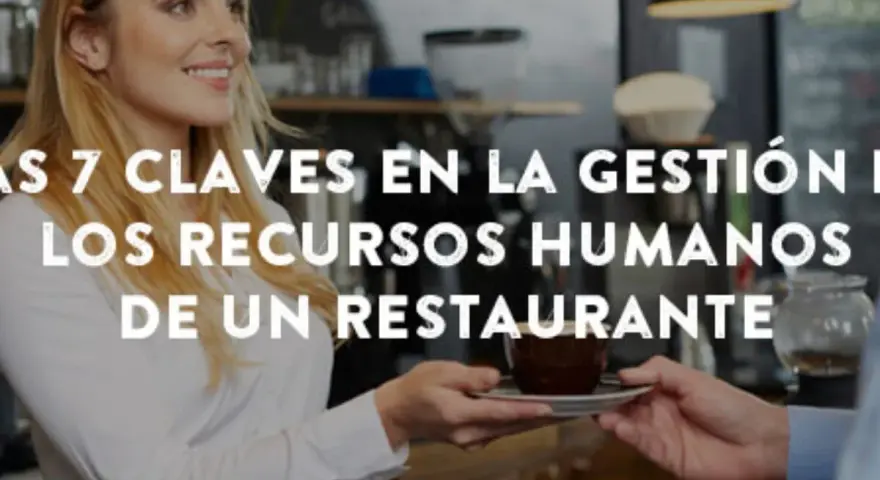 Una empleada de restaurante sonriente entrega una taza de café. El texto superpuesto habla sobre la gestión de recursos humanos en un restaurante.