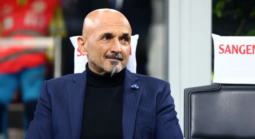 Luciano Spalletti, znany z prowadzenia drużyny Interu, w eleganckim garniturze.