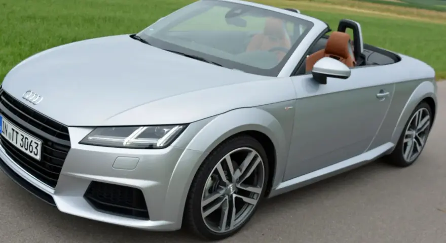 Silberner Audi TT 2.0 Roadster mit braunen Ledersitzen, bereit für eine Fahrt durch die Landschaft.
