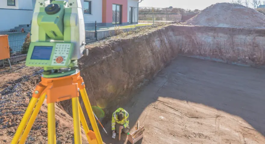 Jak geodeta mierzy działkę? Odkryj tajniki precyzyjnych pomiarów