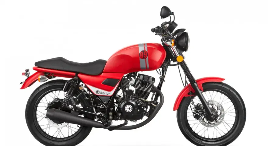 Czerwony motocykl Barton Cafe Racer 125 z klasycznymi szarymi pasami na baku i numerem 09.