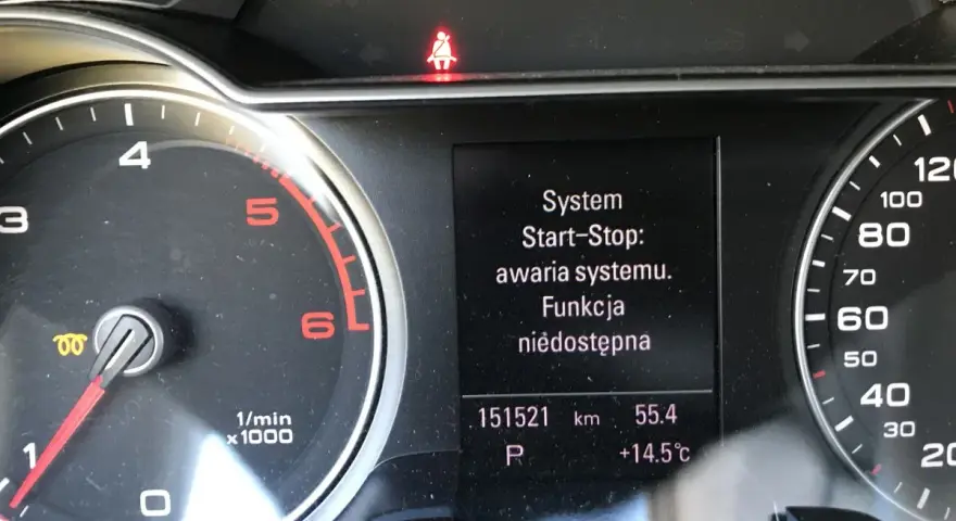 Awaria systemu Start-Stop w Audi p1602. Funkcja niedostępna. Na desce rozdzielczej świeci się kontrolka pasów.
