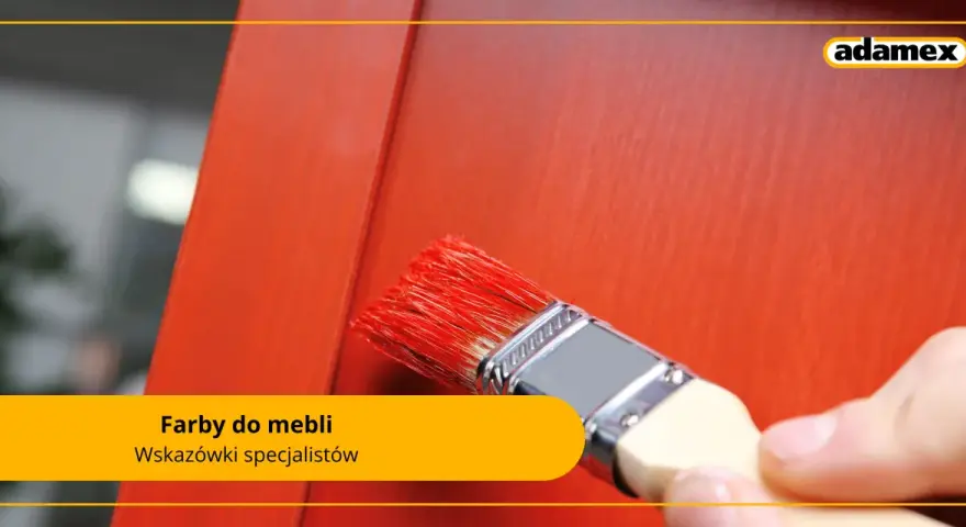 Pędzel maluje mebel na czerwono. Szukasz idealnej farby do mebli? Sprawdź wskazówki specjalistów.