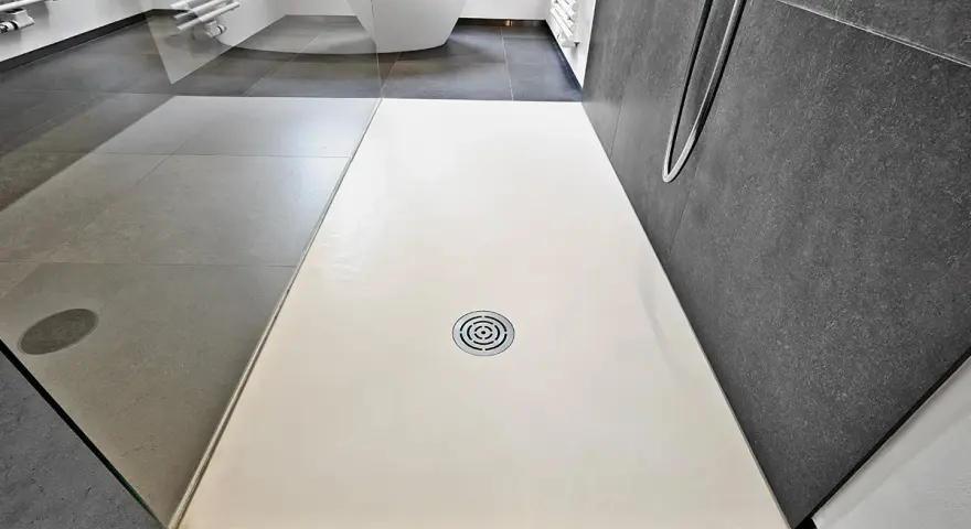 Receveur de douche blanc, quelle matière choisir pour un style moderne ? Sol gris, paroi sombre.