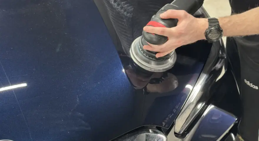 Jak myć auto po ceramice? Ekspert radzi: Trwały blask bez błędów.