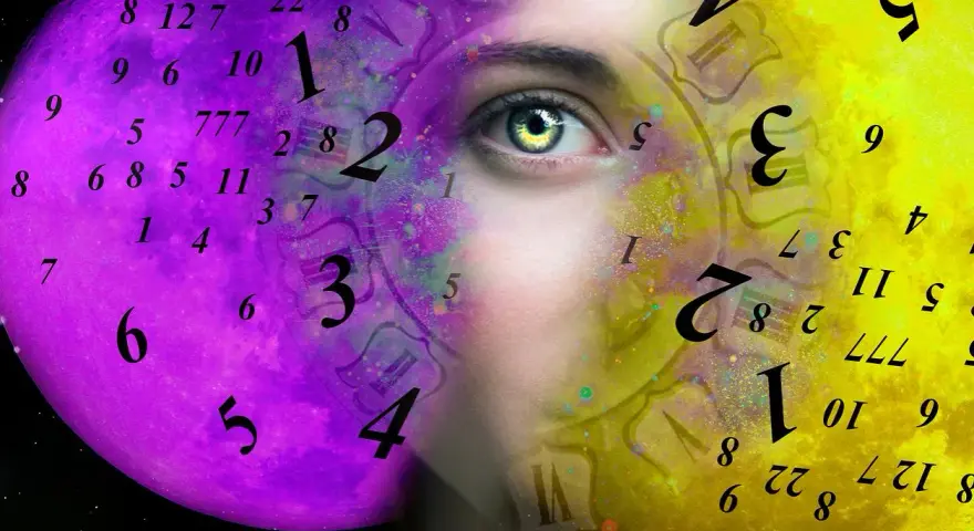 Twarz kobiety z numerologiczną 3 i 7, otoczona fioletowym i żółtym księżycem pełnym liczb i zegarów.