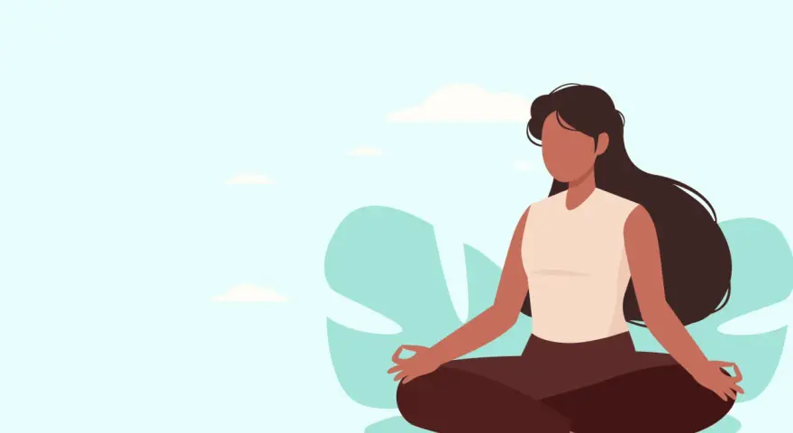 Frau in Lotussitz, Hände im Gyan Mudra. Meditation gegen Angst, um inneren Frieden zu finden. Sanfter Himmel mit Wolken.