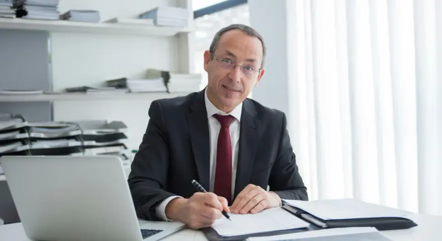 Prawnik analizuje umowę najmu okazjonalnego, szukając ukrytych haczyków, o których nie mówią notariusze.