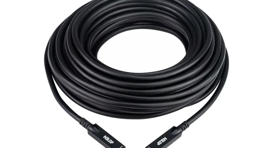 En lång, svart hdmi kabel 15 meter, hoprullad. Den har ATEN-logotypen på båda ändarna.