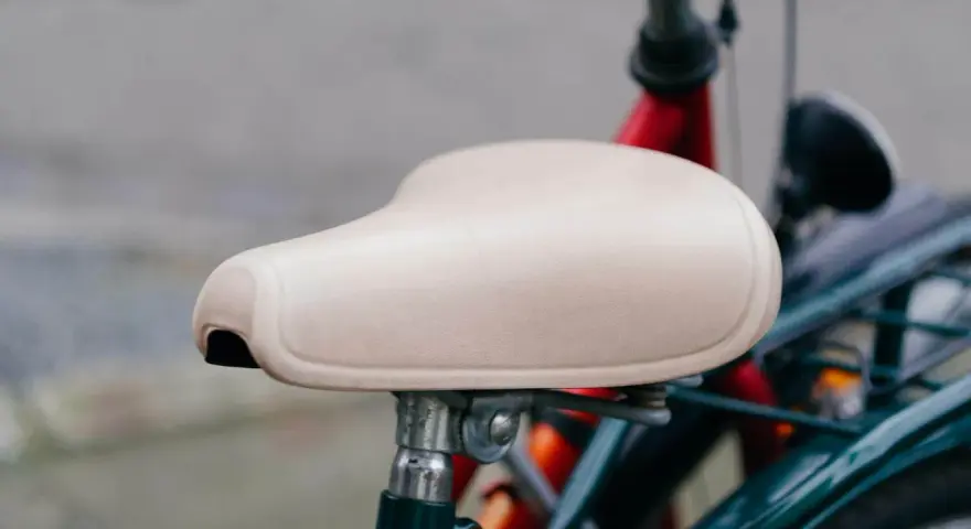 En ljus cykelsadel, redo att byta plats för en bekvämare resa.