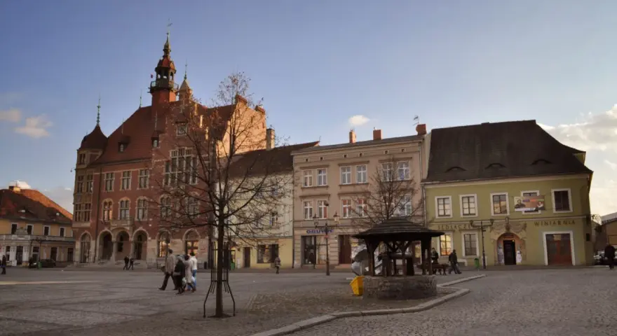 Rynek w Tarnowskich Górach z ratuszem i kamieniczkami.