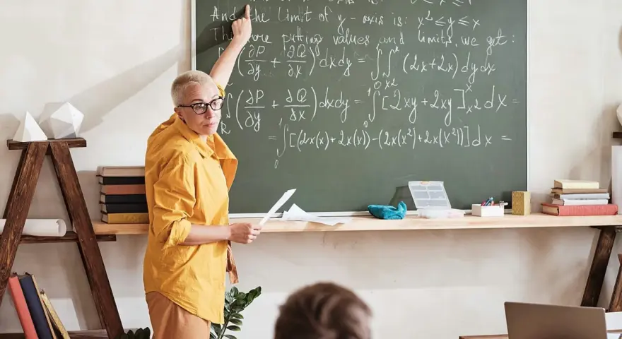 Nauczycielka matematyki w Finlandii tłumaczy skomplikowane wzory. Ciekawe, ile zarabia nauczyciel w Finlandii za taką pracę?