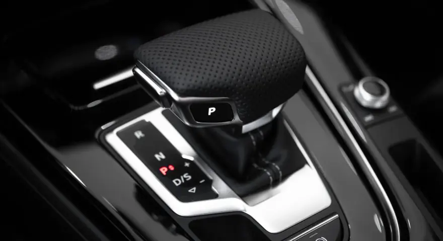 Skórzana gałka zmiany biegów z przyciskiem "P" i oznaczeniami R, N, P, D/S. Elegancki element wnętrza samochodu z technologią tiptronic.
