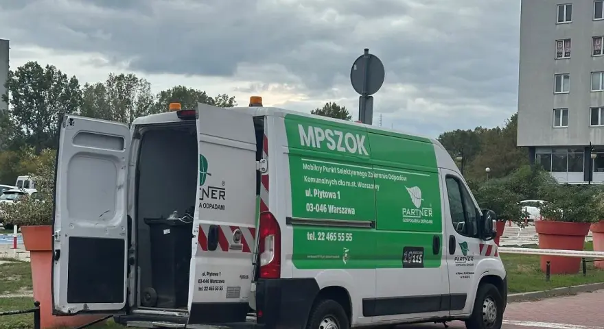 Mobilny punkt selektywnego zbierania odpadów w Warszawie. Tutaj dowiesz się, gdzie można oddać ubrania.