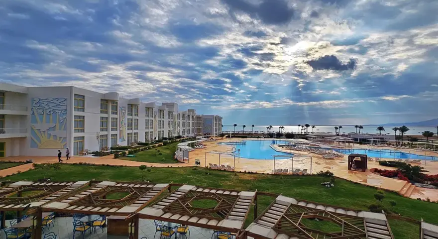Hotel z basenami i widokiem na morze. Idealne miejsce na wakacje, gdzie temperatura wody w Marsa Alam zachęca do kąpieli.