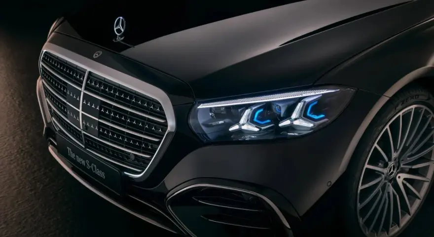 Nowy Mercedes S-Class z charakterystyczną atrapą chłodnicy i nowoczesnymi światłami LED.
