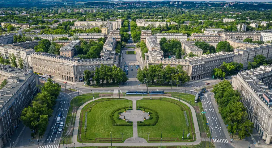 Plac Centralny w Nowej Hucie, socrealistyczna architektura i zieleń. Idealne miejsce, by zobaczyć, co oferuje ta część Krakowa.