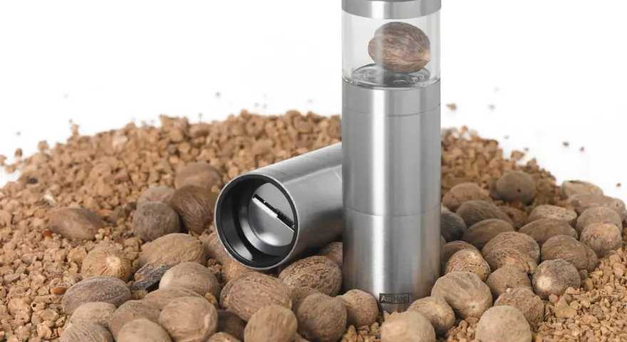 Edle Muskatnussmühle mit ganzen Muskatnüssen und zerkleinertem Gewürz. Perfekt für leckere senfsaat rezepte.