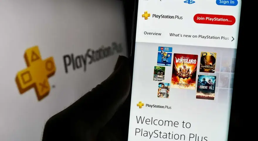 Przeglądanie katalogu gier PS Plus Extra na smartfonie, z widocznym logo PlayStation Plus na tle.