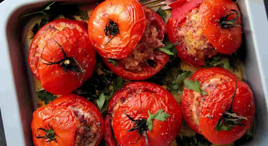 Pomodori ripieni freddi, gustosi e colorati, pronti per essere gustati in una giornata calda.