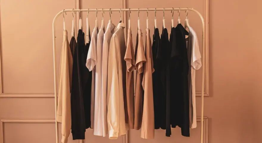 Perchero con ropa neutra, ideal para empezar a definir cómo encontrar tu estilo personal.
