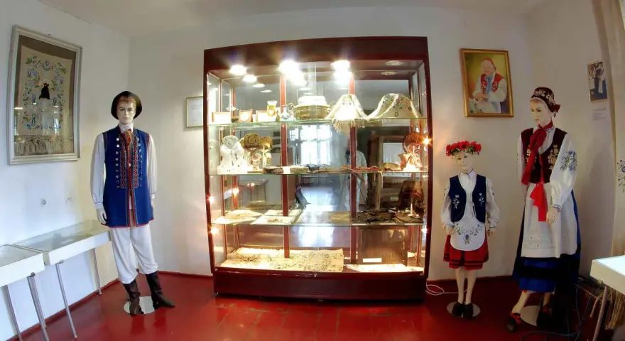 W muzeum kaszubskim prezentowane są tradycyjne stroje i rękodzieło. Manekiny w ludowych strojach stoją obok gablot z eksponatami.