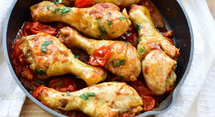 Pollo alla cacciatora ricetta napoletana in padella con pomodorini e prezzemolo. Un piatto succulento e profumato.