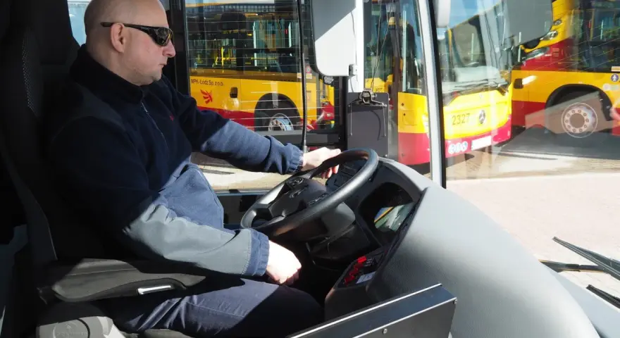 Kierowca autobusu MPK Łódź za kierownicą. Zastanawiasz się, ile zarabia kierowca autobusu turystycznego?