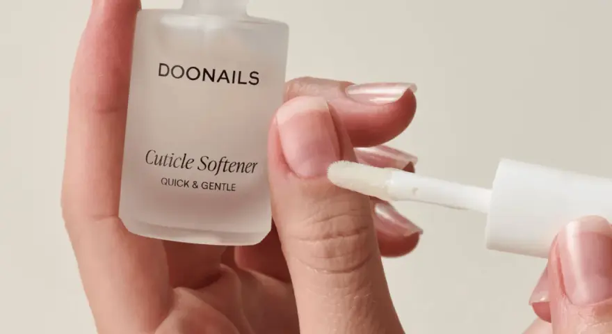 Mani curate con il Cuticle Softener DOONails: scopri come rimuovere le cuticole in modo naturale per unghie perfette.