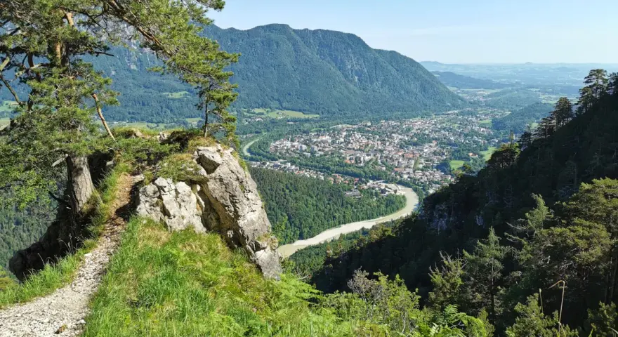 Wanderweg zum Predigtstuhl mit Blick auf Stadt und Fluss.