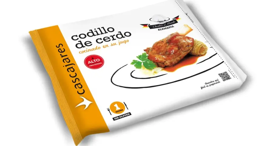 Paquete de codillo de cerdo cocinado en su jugo, con guarnición de patatas y perejil.