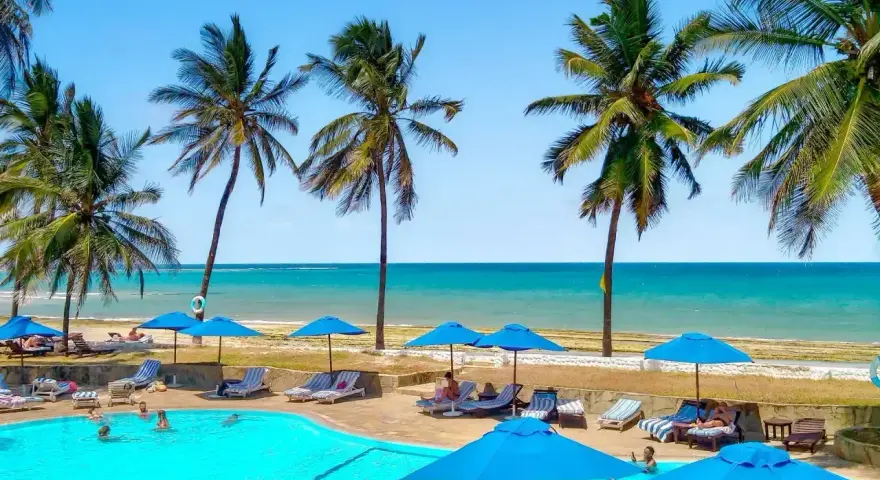 Rajskie wakacje na Kenii: basen, palmy i ocean. Idealne miejsce na wycieczki i relaks.