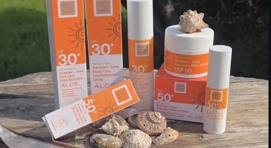 Sommerliche Hautpflege mit Sonnenschutz-Produkten von "That's me Organic". Die Serie "Summer-Love" mit LSF 30 und 50 schützt empfindliche Haut.
