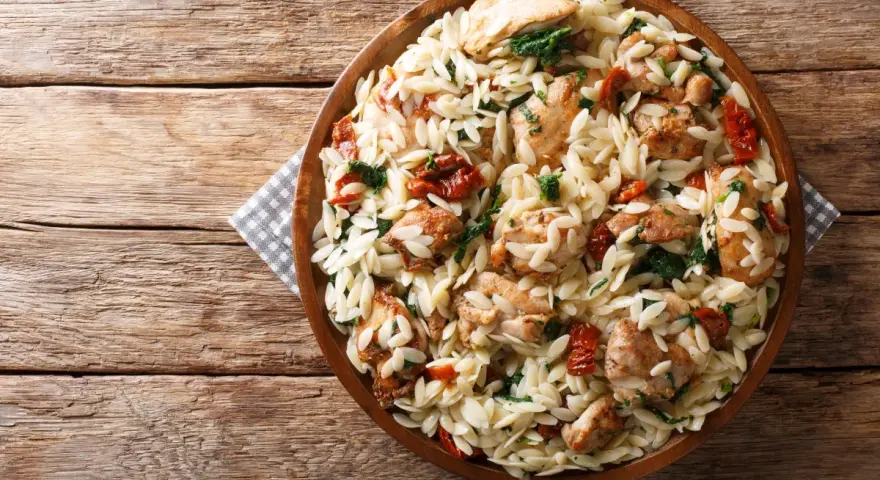 Pyszne danie z makaronem orzo, kurczakiem i suszonymi pomidorami. Idealne, gdy zastanawiasz się, jak gotować makaron orzo.