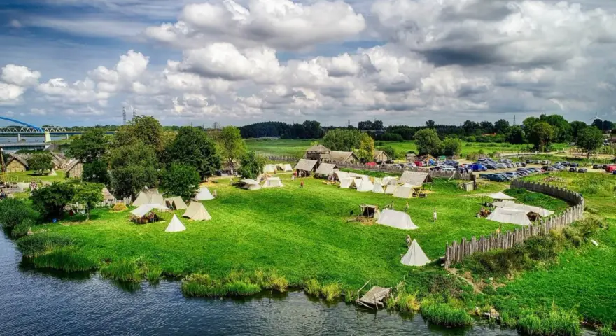Wolin: Atrakcje od klifów po skanseny. Planuj z nami!