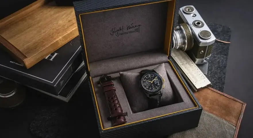Elegancki chronometr co to? Zestaw z limitowanej edycji z zegarkiem, dodatkowym paskiem, aparatem i suwmiarką.