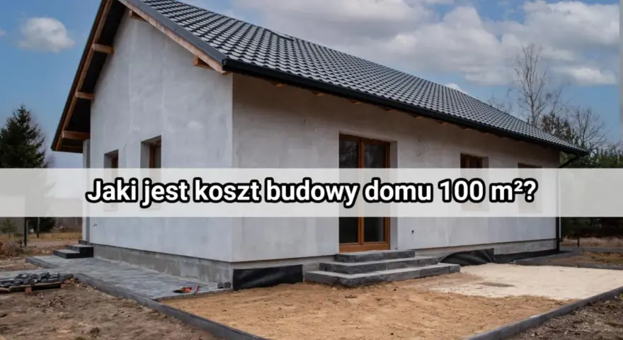 Dom w trakcie budowy, z widocznym tynkiem i dachem. Tekst na zdjęciu pyta: "Jaki jest koszt budowy domu 100 m²?".