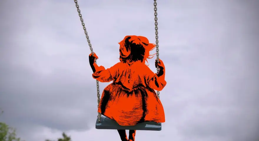 Ein orangefarbenes Kind schaukelt allein im Himmel. Es fühlt sich, als wäre ein Kind verloren.