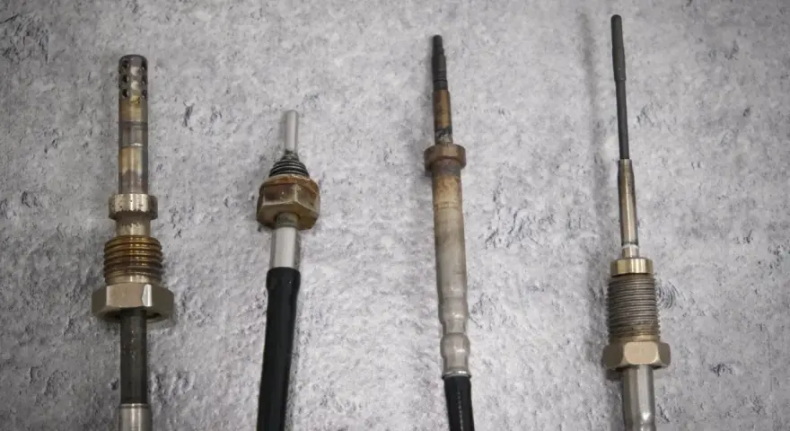 Cztery czujniki, jeden z perforated końcówką. Uszkodzony czujnik temperatury spalin objawy mogą być różne, ale te części są kluczowe.