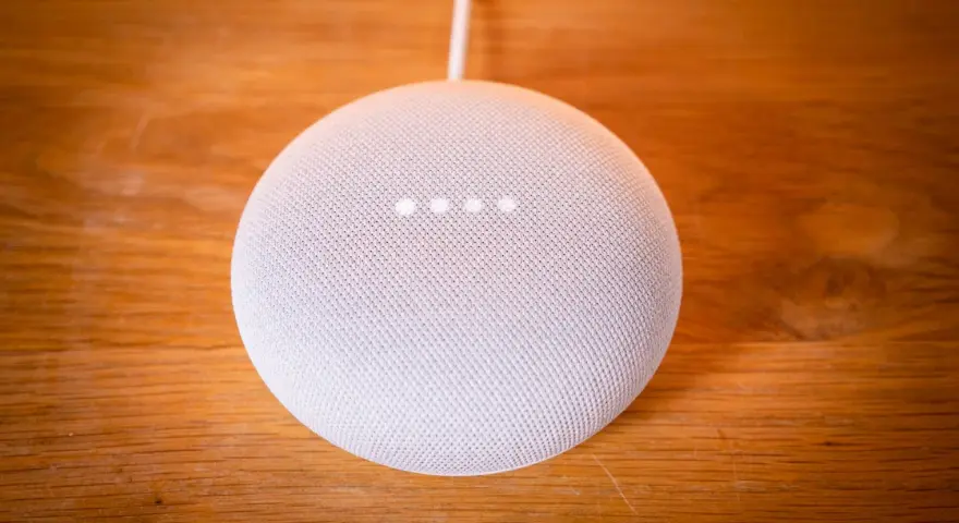 Google Nest Mini mit leuchtenden Punkten, bereit für einen google nest mini reset.