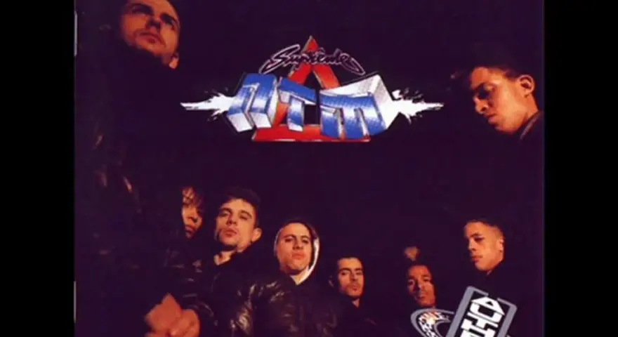 Le premier groupe de rap français, IAM, pose pour une photo emblématique.