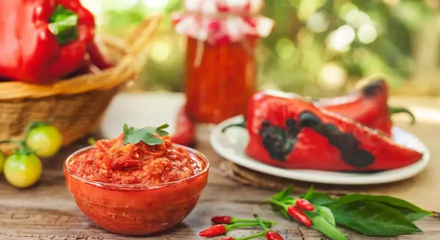 Ajvar co to? Aromatyczna pasta z pieczonej papryki i pomidorów, gotowa do spożycia.