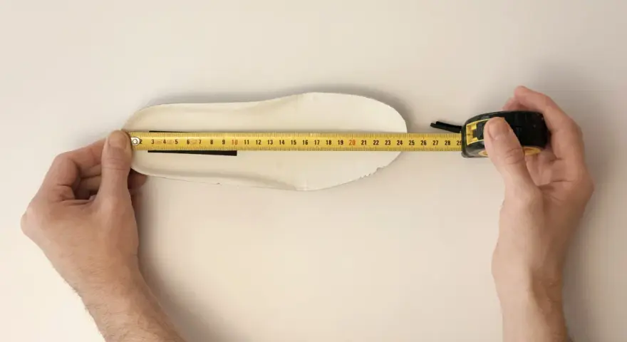 Misura la soletta per capire come devono calzare i sandali.